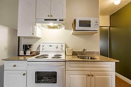 Queen Suite - Non-Smoking