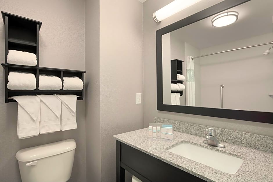 Hampton Inn and Suites Roanoke Airport/Valley View Mall