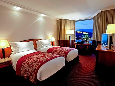 Superior 2 Single Beds City View