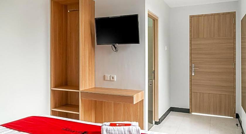 RedDoorz near Puri Indah Lippo Mall 2