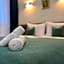 La Luna Premium Deluxe Apartment with Pool & Jacuzzi, Bikes and Secured Parking