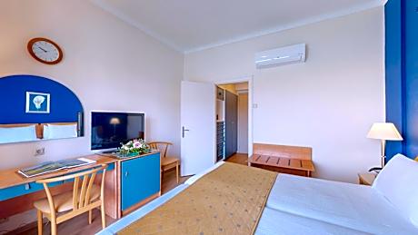 Classic Twin Room with Sea View