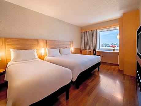 Standard room with 1 double bed and 1 single bed for children