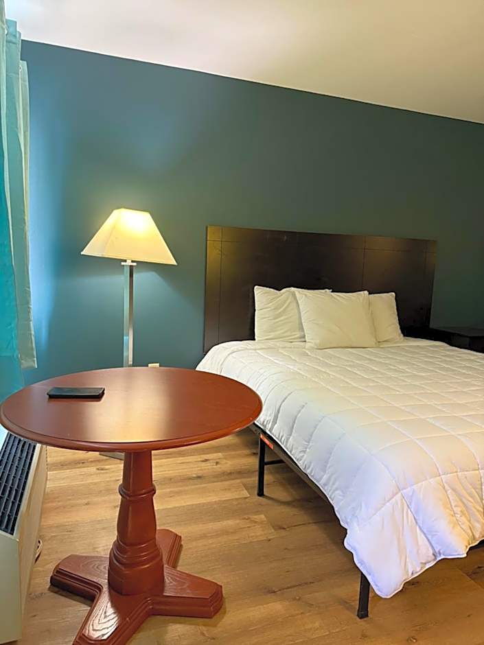 Country Club Inn & Suites