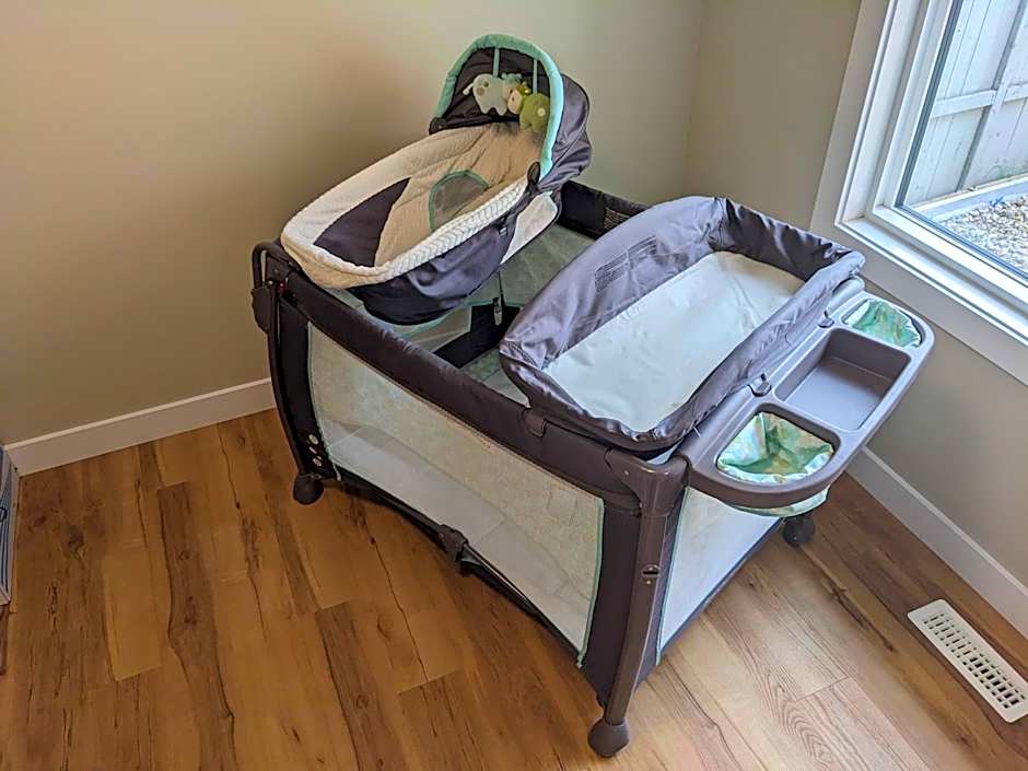 NEW, Mountain Chic Suite, Whyte Avenue, Netflix, WiFi, Sleeps 6