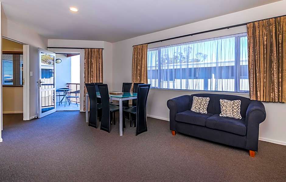 Twin Peaks Lakeside Inn