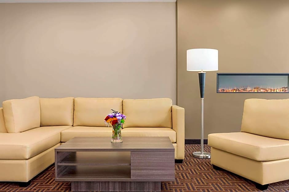 Super 8 by Wyndham Thompson