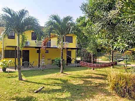 Au Petit Canal Fleuri