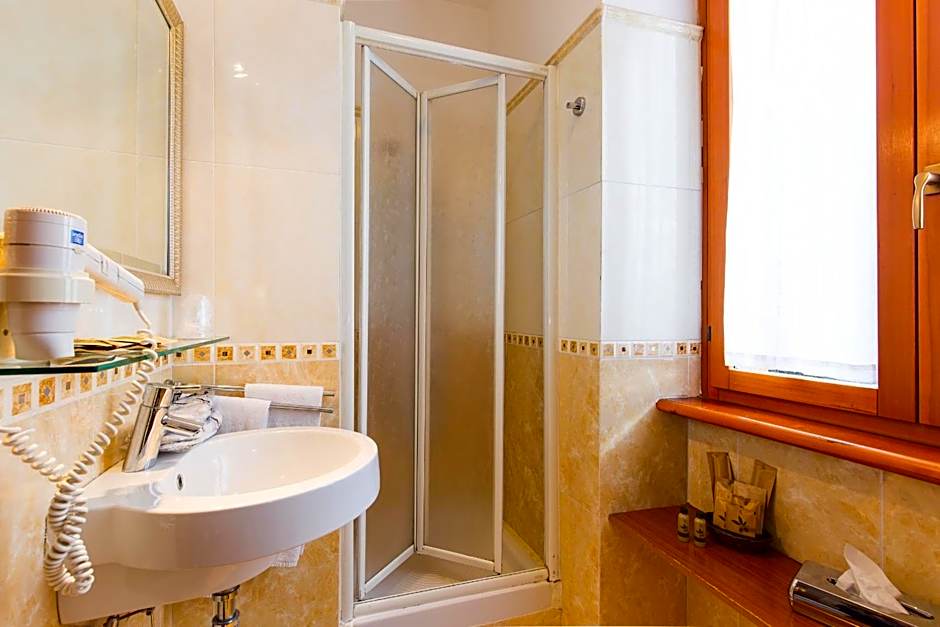 Hotel Arco Di Travertino