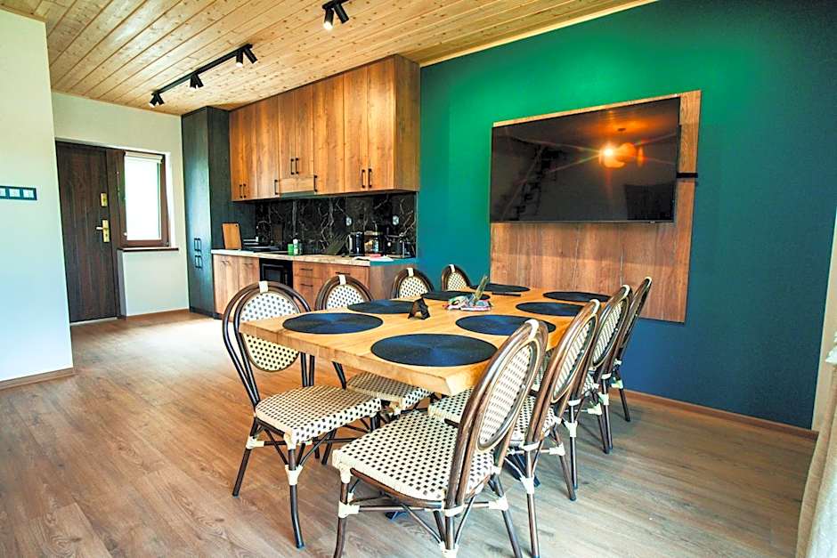 Przystań nad Sanem z widokiem na góry i rzekę