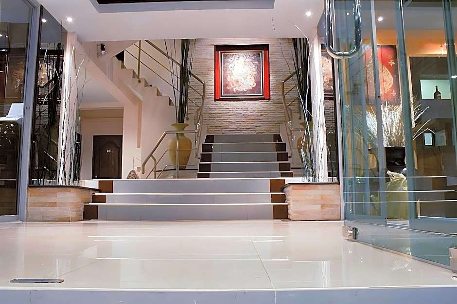 Grand Pinnacle Hotel