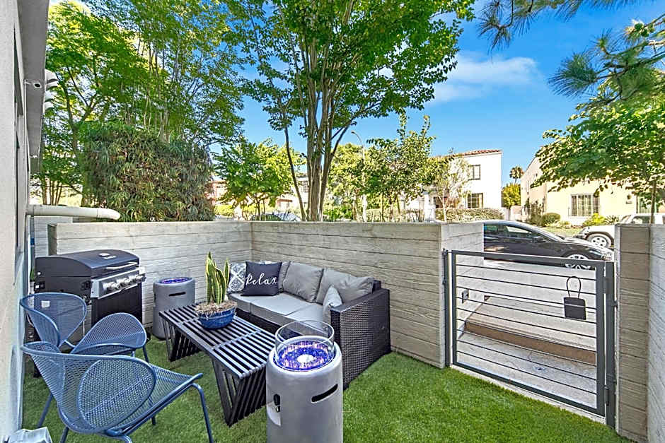 Beverly Grove Chic City Oasis 2 BR Apt with Den 138
