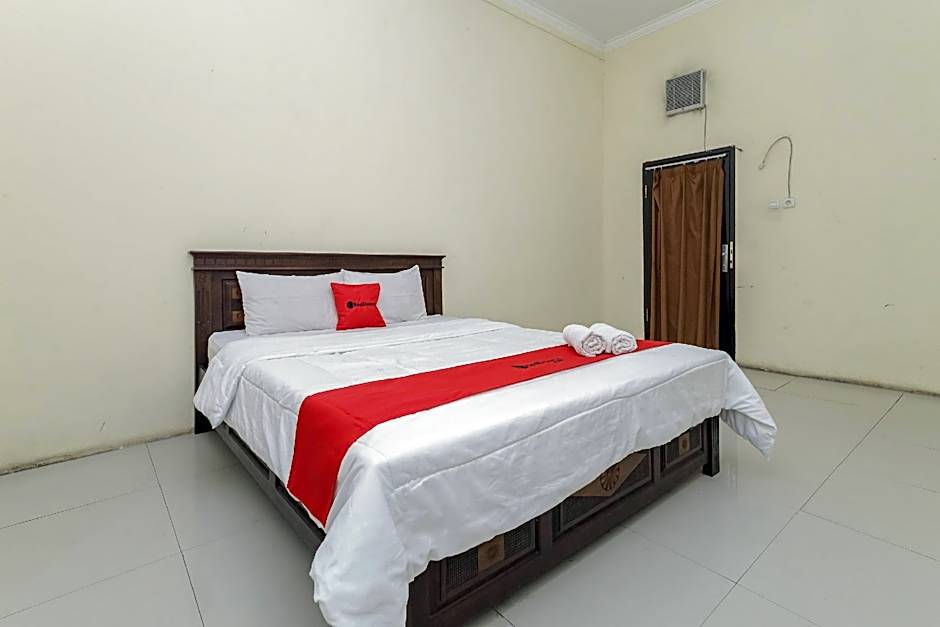RedDoorz Plus near Museum Angkut Batu 4