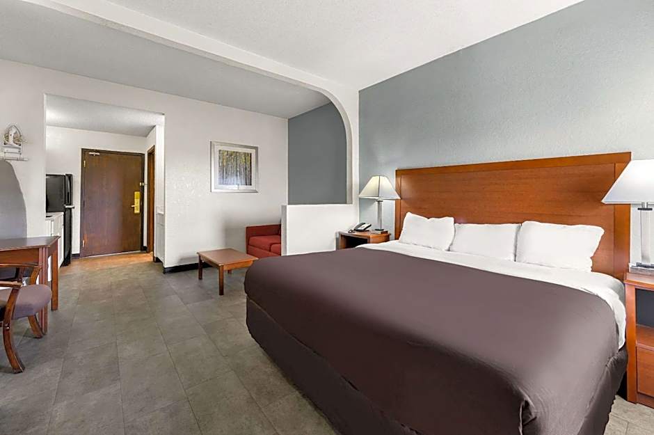 Suburban Studios Kansas City Airport North