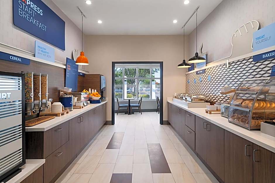 Holiday Inn Express St. Petersburg North / I-275 By IHG