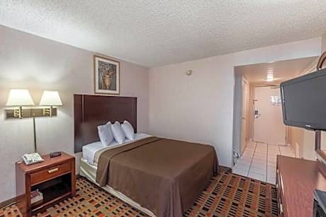 Queen Room with Bath Tub - Mobility Accessible/Non-Smoking