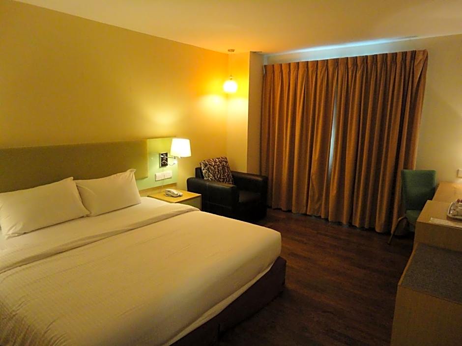 Photo 1 of 7 of Deluxe 1 King Bed