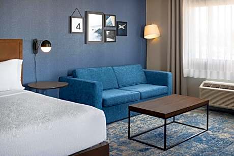 1 Bedroom Suite, 1 King, Sofa bed, Corner room