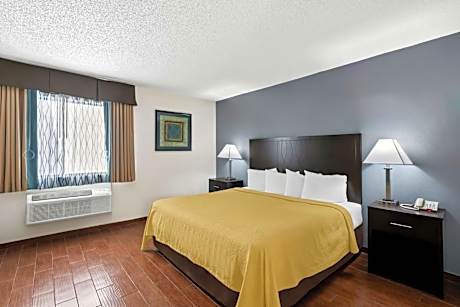 King Suite with Bath Tub - Disability Access