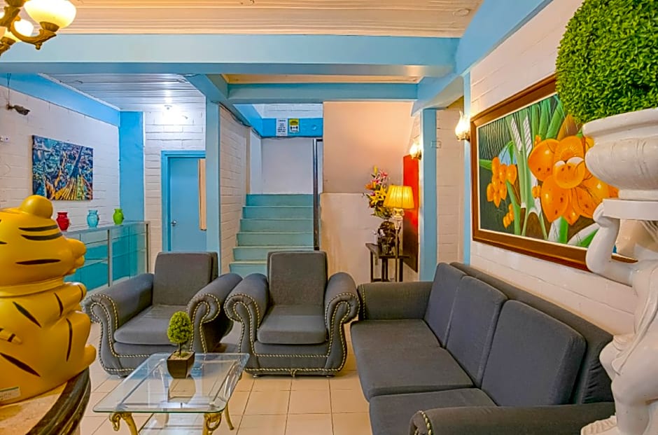 RedDoorz @ La Maria Pension and Tourist Inn