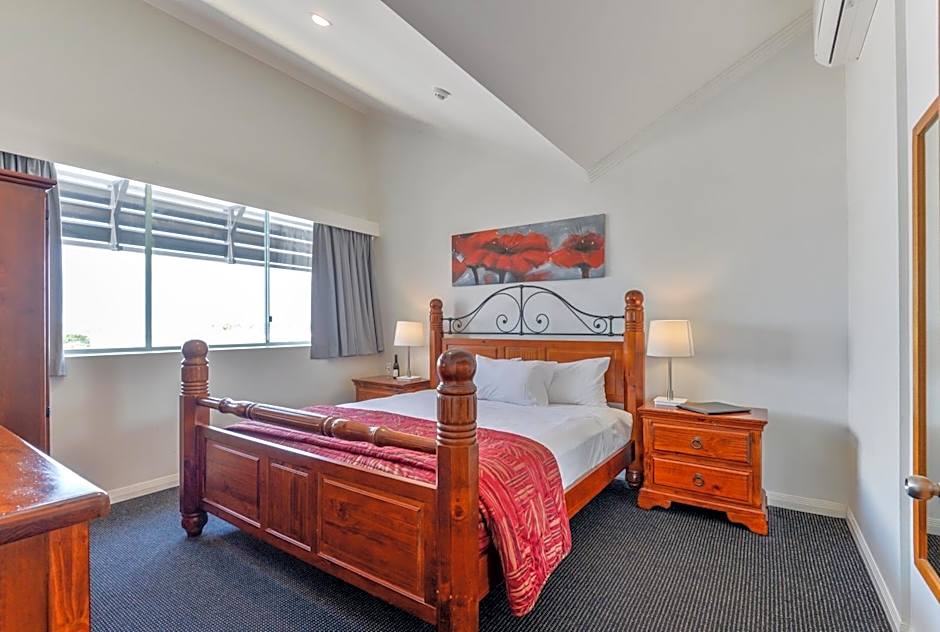 Burnett Riverside Hotel