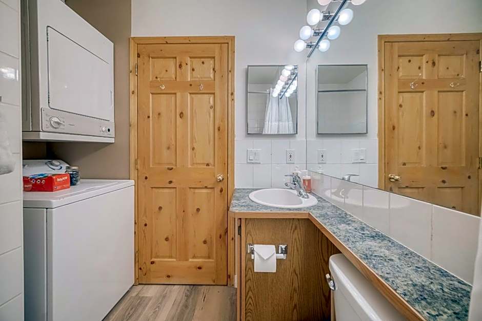 Bow Valley Chalets-Entire 2 King Bedrooms townhouse