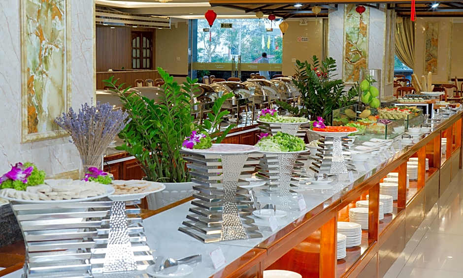 Van Phat Riverside Hotel