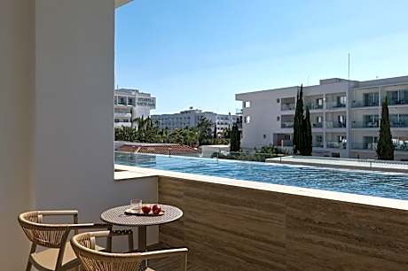 Deluxe Swim Up Upper Level (Adults Only)