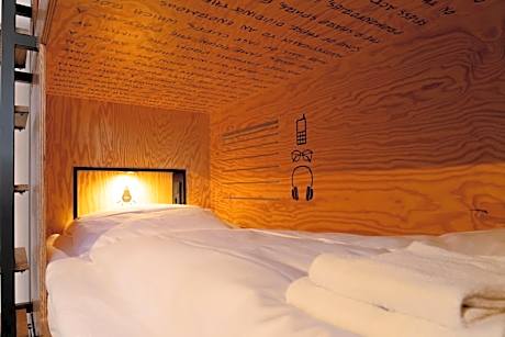 Bed in an eight-bed room with private bathroom