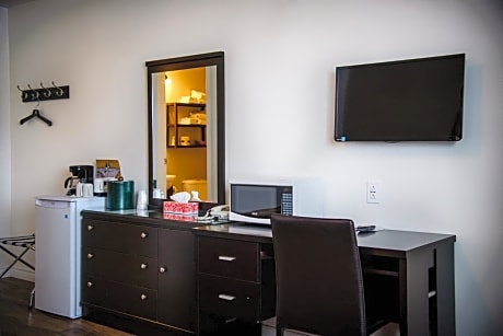 Standard Room with One Queen Bed