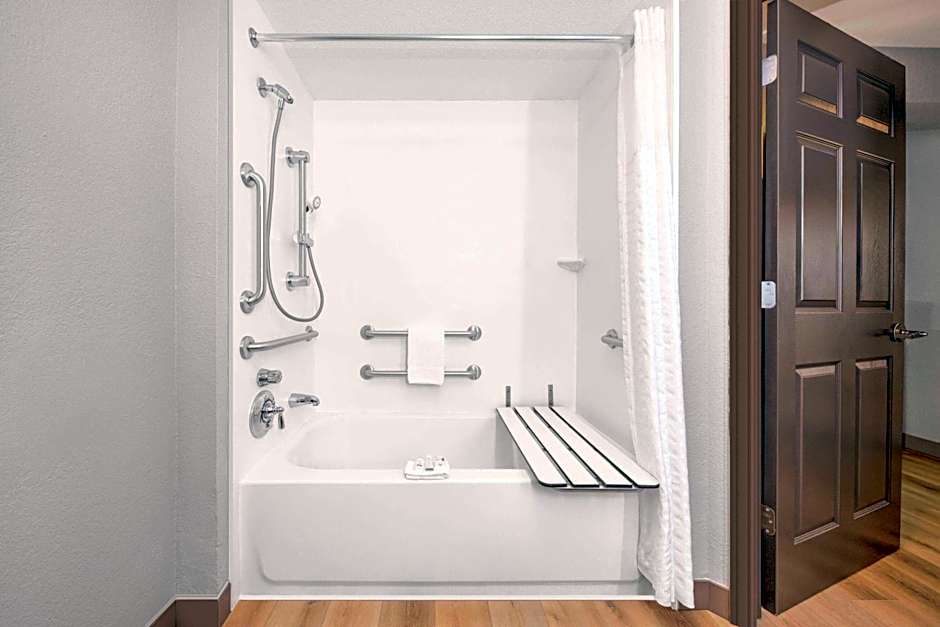 La Quinta Inn & Suites by Wyndham Dallas Dfw Airport North