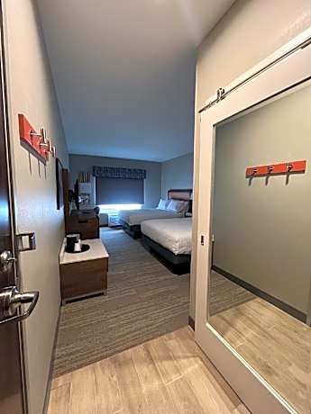 Queen Room with Two Queen Beds and Bath Tub - Mobility Access