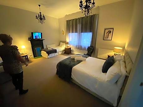 Deluxe Family Room (Thomas Andrew Room)