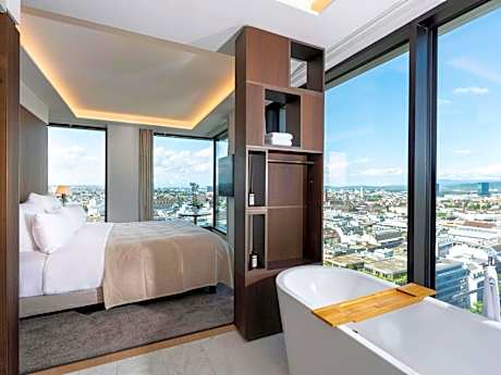 Grand King Suite