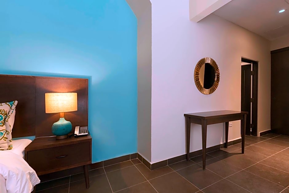 Decanter Hotel