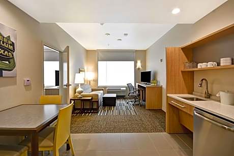 Queen Suite - Mobility/Hearing Accessible with Roll-In Shower