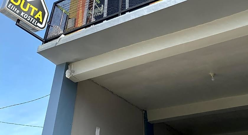 Duta Elite Kostel Syariah near RSUD Caruban Mitra RedDoorz