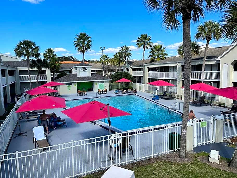 Newly Room in cozy hotel with Super location to the Parks