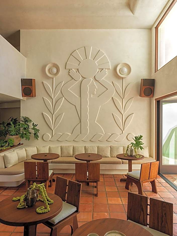 Casa Loma Beach Hotel