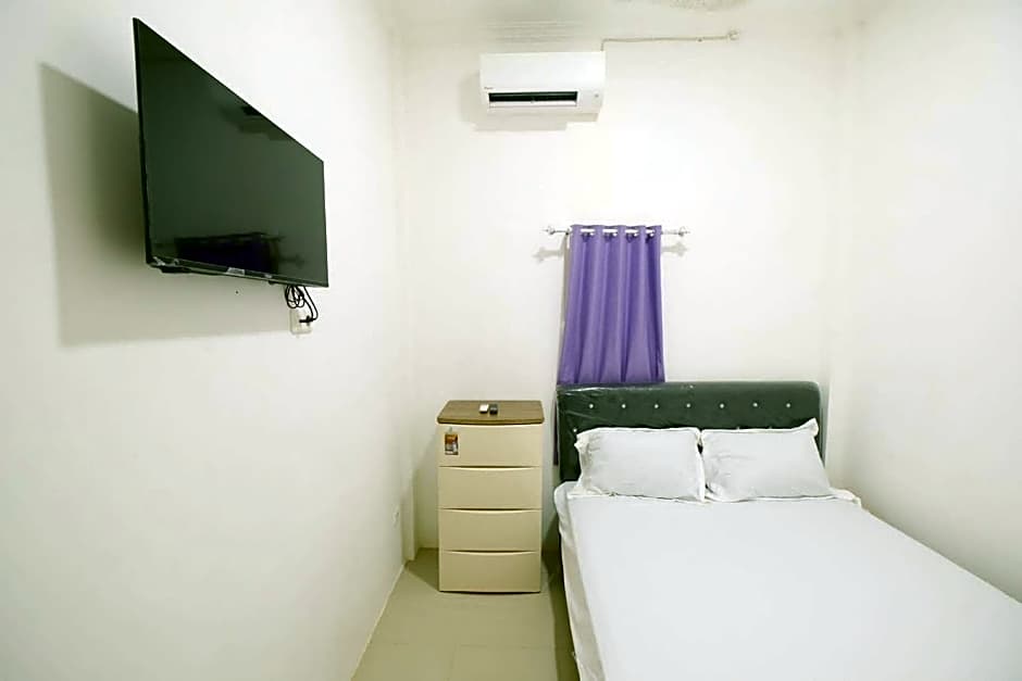 OYO 93756 Qq Kost Near Pantai Kebesaran Beach