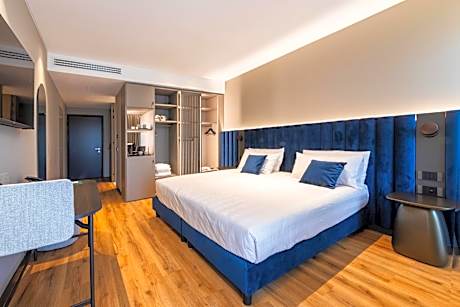 Deluxe Premium Double or Twin Room with Pool View