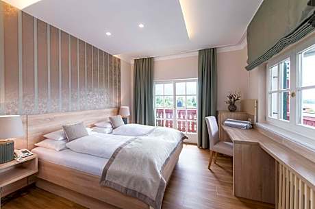 Large Double Room with Balcony and Lake View