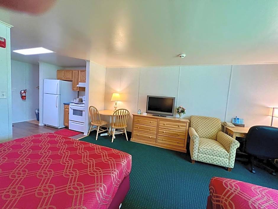 Rodeway Inn & Suites Brunswick near Hwy 1