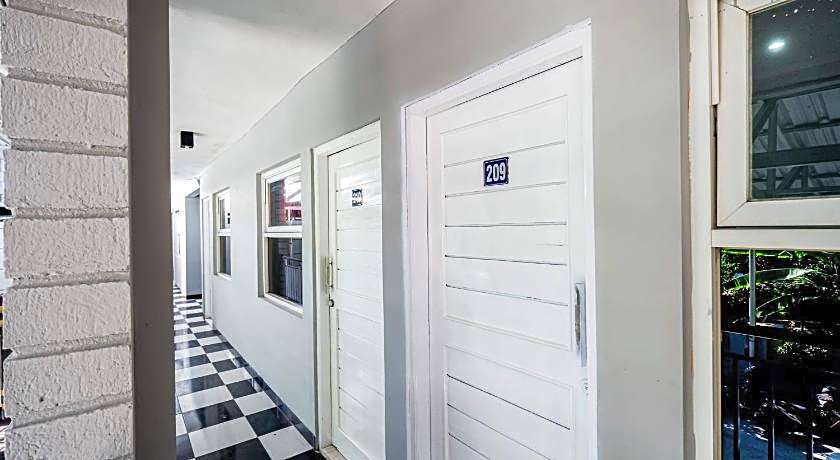 RedDoorz near Solo Square 3