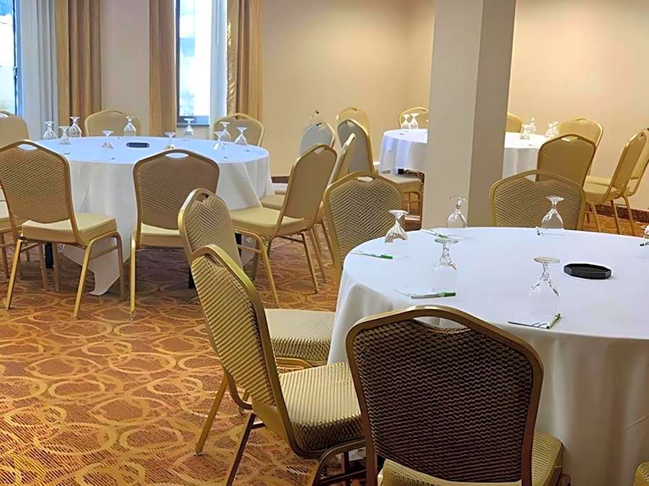 Clarion Hotel & Suites Memphis Airport (CLOSED) – Memphis, TN