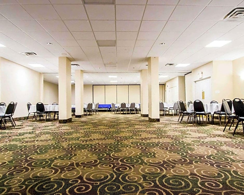 Quality Inn & Suites Winter Park Village Area