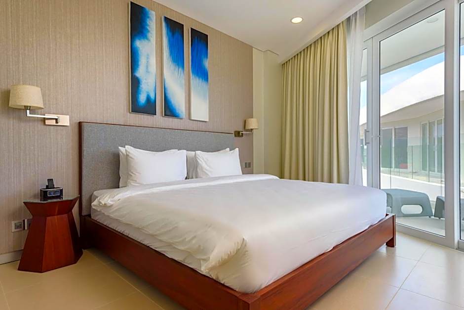 Premier 1 Bedroom Suite, Bathtub, Pool View — 4 fotoğraftan 1. fotoğraf
