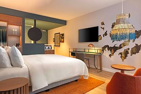 REN Room, Guest room, 1 King, Street view