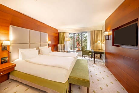 Deluxe King Room with Lake View