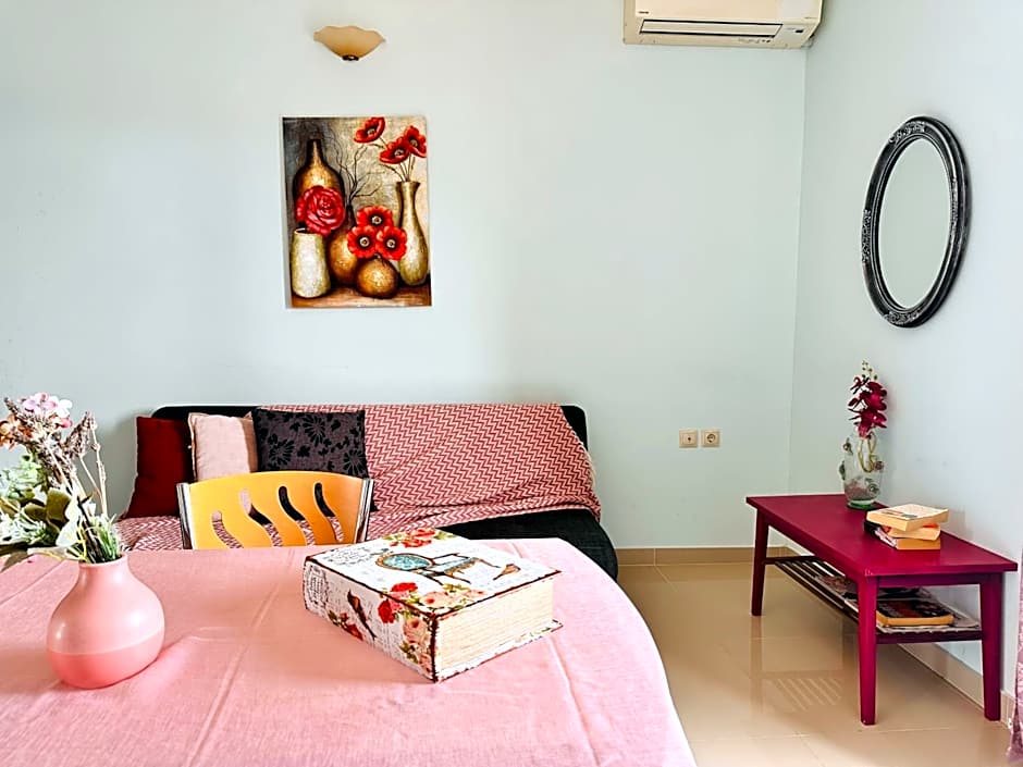 Infinity blue beach apartments - Renovated Apartments 2 Minutes from the Sea & Pool with Scenic Views